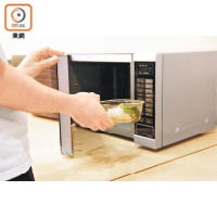 使用微波爐翻熱飯菜，應先移除飯盒蓋及保鮮膜，以免高温釋放出塑化劑。